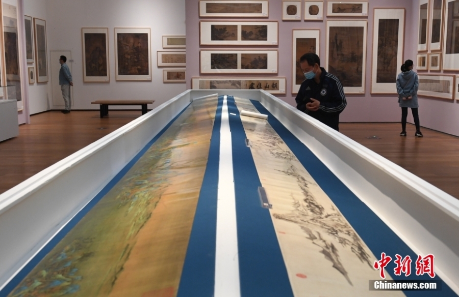 “盛世修典——‘中国历代绘画大系’阶段性成果展”吸引参观者