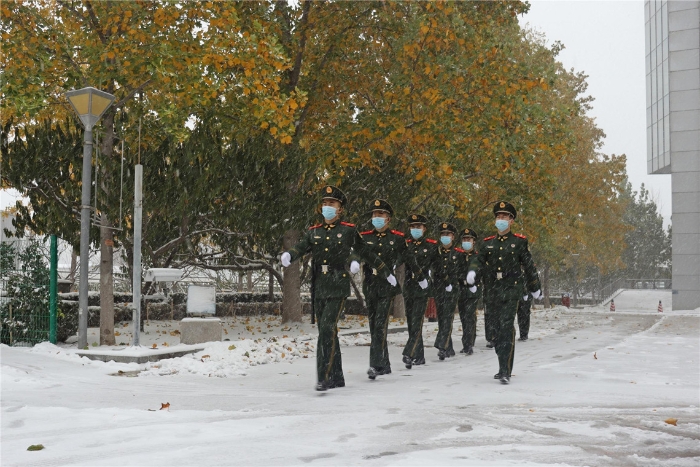 北京初雪 武警官兵雪中堅守保平安