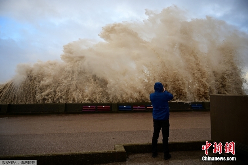 风暴“巴拉”来袭 英国海岸掀起狂风巨浪