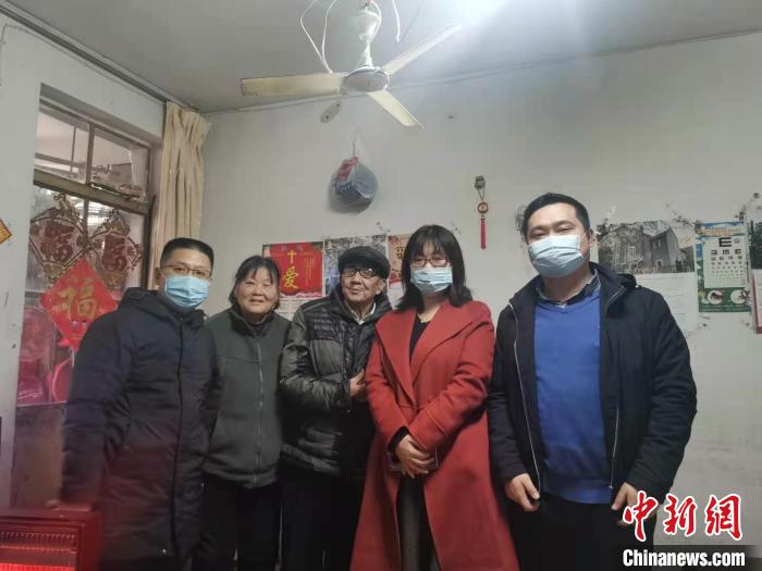 李雪晴(右二)和同事们到幸存者老人家中慰问。　南京侵华日军受害者援助协会供图