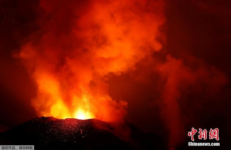 西班牙火山持续喷发 岩浆喷涌而出场面壮观