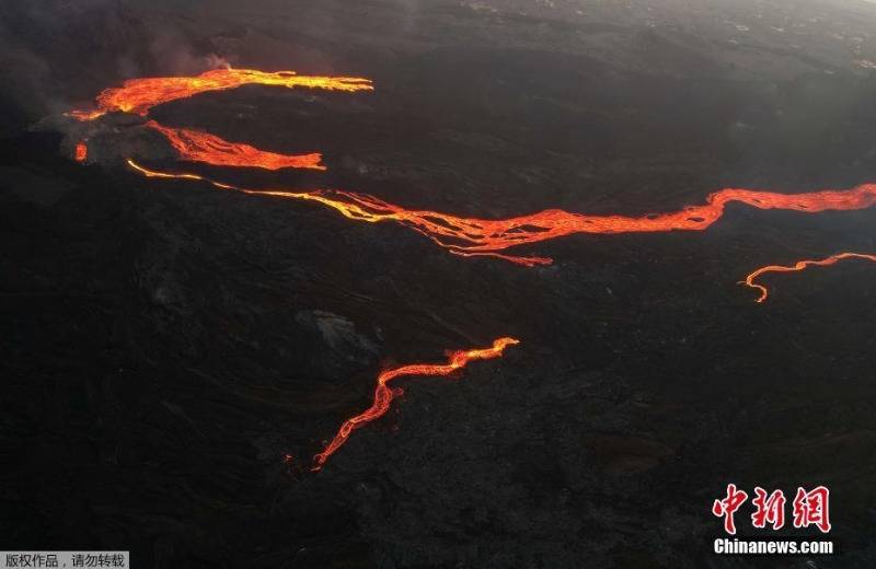 西班牙火山持续喷发 岩浆喷涌而出场面壮观