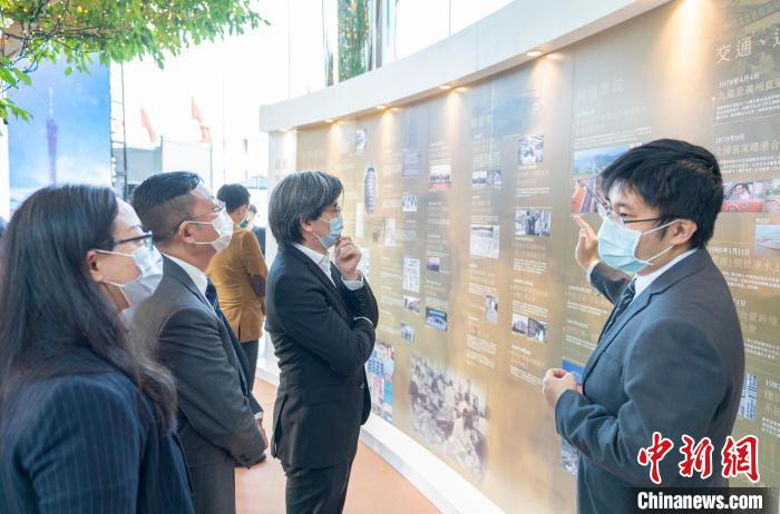 “同舟共济 志同道合”港穗双城图片展览在香港交易广场开幕，图为香港嘉宾观看展览。　香港地方志中心供图