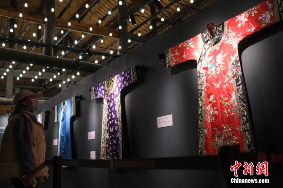 重庆：清代服饰文化展吸引参观者