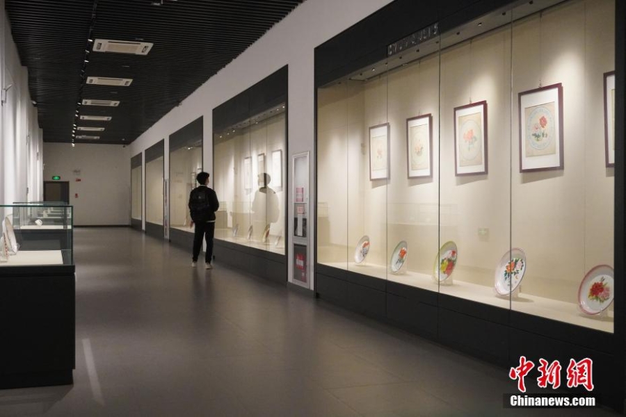 兰州：百余件搪瓷艺术品展出 唤民众“时代记忆”