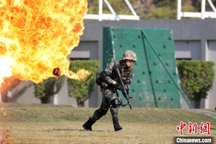 步兵班战斗动作演练。　叶华敏 摄