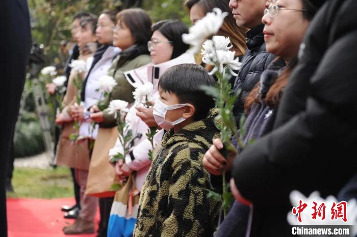 各界人士在上海周公馆纪念周恩来逝世46周年