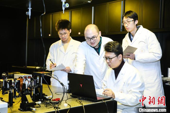 中国科学家以全息技术为“钥”打开立体彩色显示器“大门”