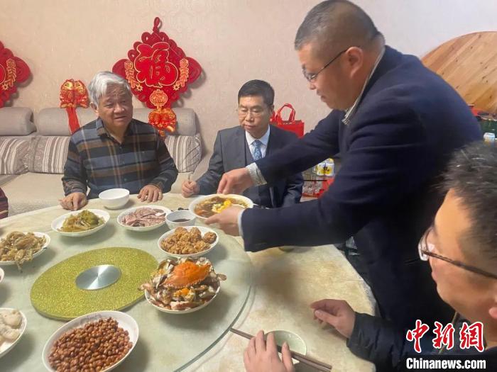 为台胞端上一碗牛肉面 许珊珊 摄