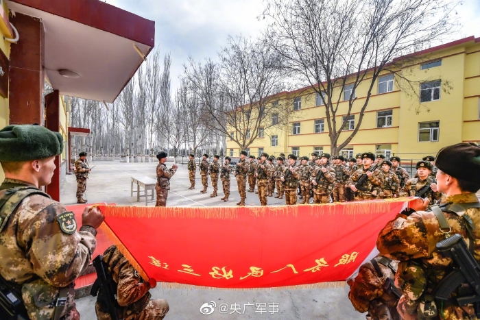 第76集團軍某旅舉行新兵入連暨授槍儀式