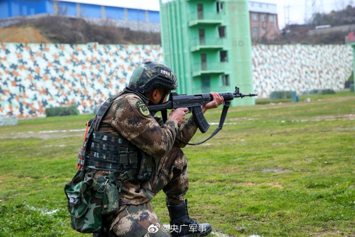 超酷直擊武警官兵實彈射擊訓練現場