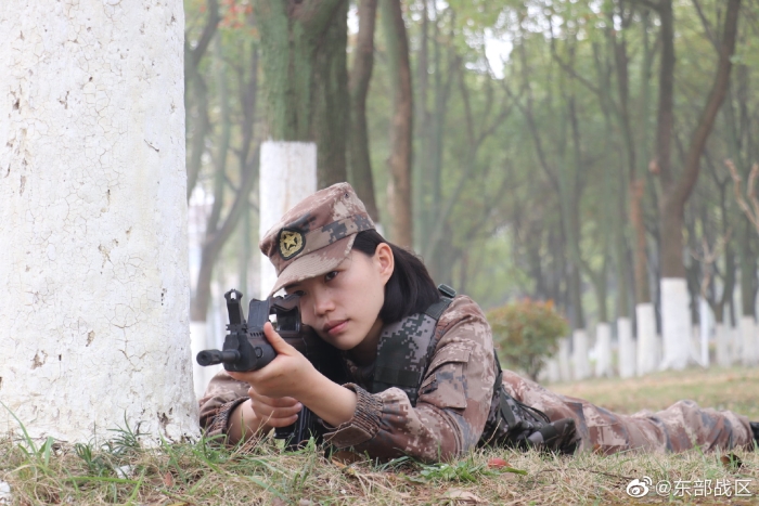 新训女兵班长亮相