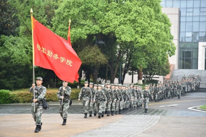 阿麗菲熱作為文職人員代表發言,兩百字的決心書寫在紅紙上,也深深