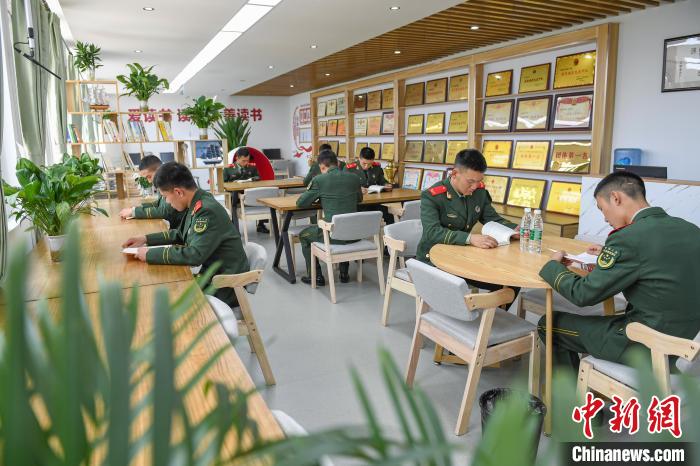 重庆武警:世界读书日 书香溢军营