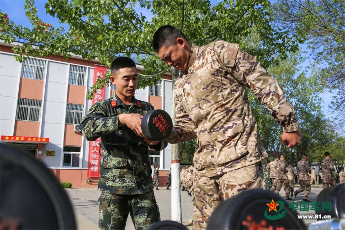 武警天津总队开展体能训练夯实新兵体能基础