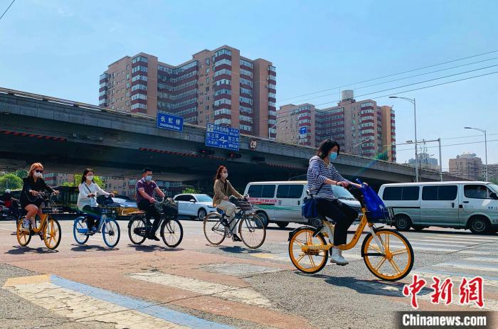 5日，北京东三环附近正骑单车出行的市民。