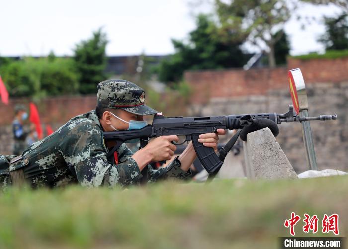 武警战士正在进行实弹射击考核，　蒋锐 摄