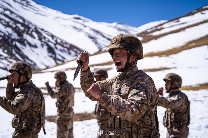 高原战士在白雪中给你一个夏天