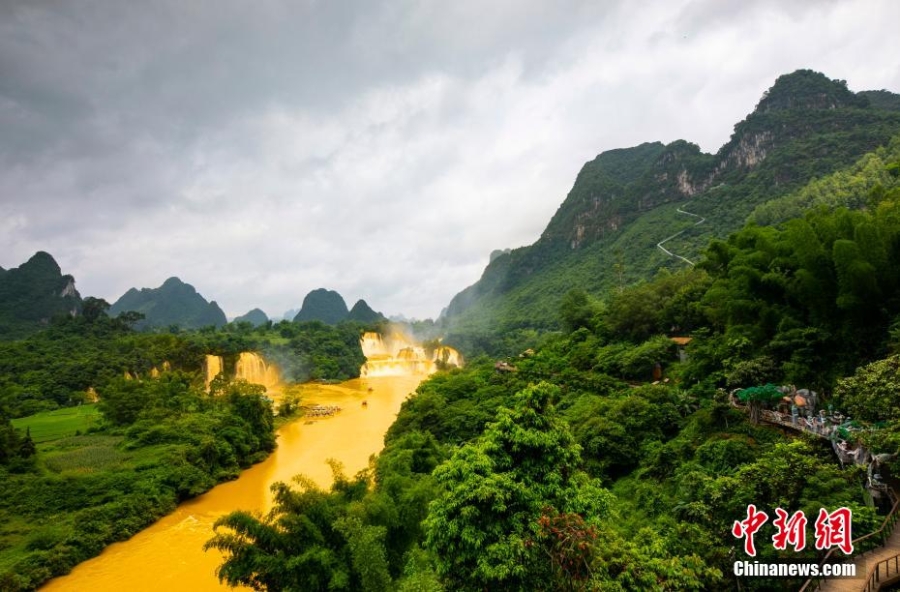 亚洲第一跨国瀑布呈现“黄金瀑布”壮观景象