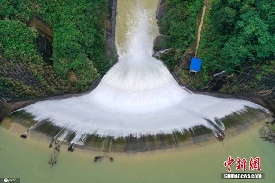 广西桂林：水库瀑布扇形流落 现美轮美奂景观