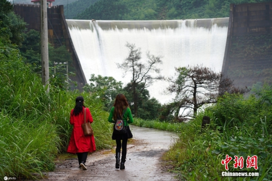 广西桂林：水库瀑布扇形流落 现美轮美奂景观