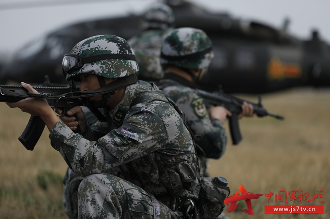 近日,陆军第83集团军某空中突击旅围绕战斗警巡,多绳机降,战斗突袭等