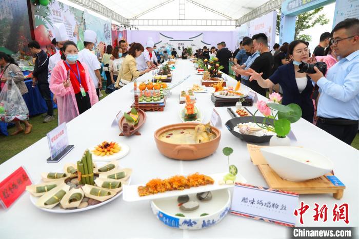 中国端午美食文化旅游节在湖北省秭归县天问公园开幕。　聂爽 摄