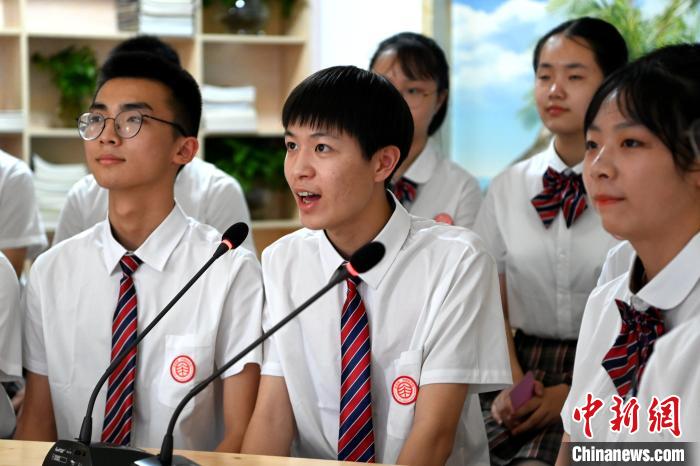 漳州市第一外国语学校的学生介绍闽南特色文化和校园生活。　张金川 摄