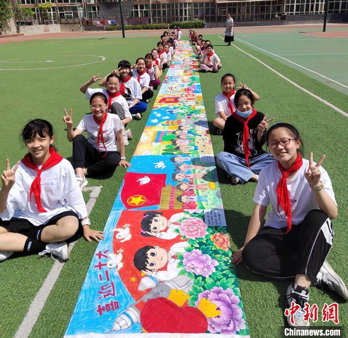 河北高阳200余名小学生共绘百米画卷颂祖国