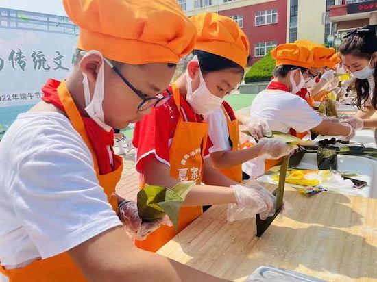 青岛市城阳区夏庄街道夏庄小学开展童心沐党恩系列庆祝活动