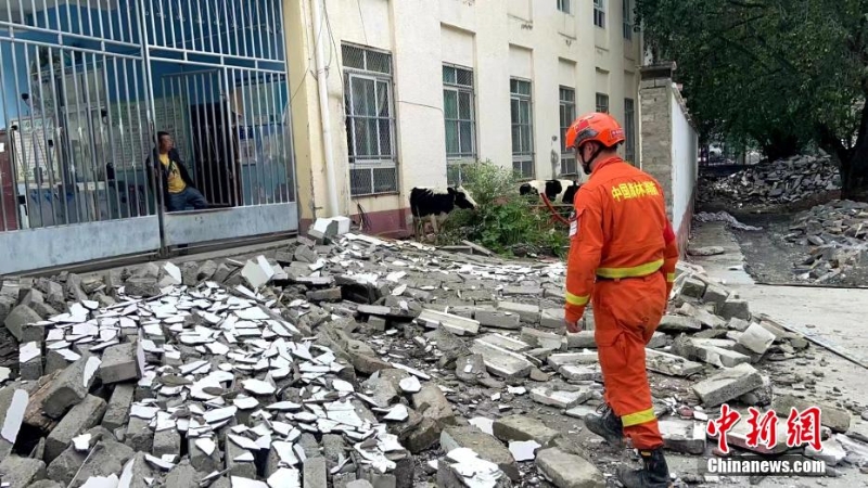 四川马尔康地震：消防救援力量徒步抵达震中