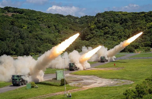 台军演习重大意外台湾自己研发的雷霆2000火箭发射中爆炸