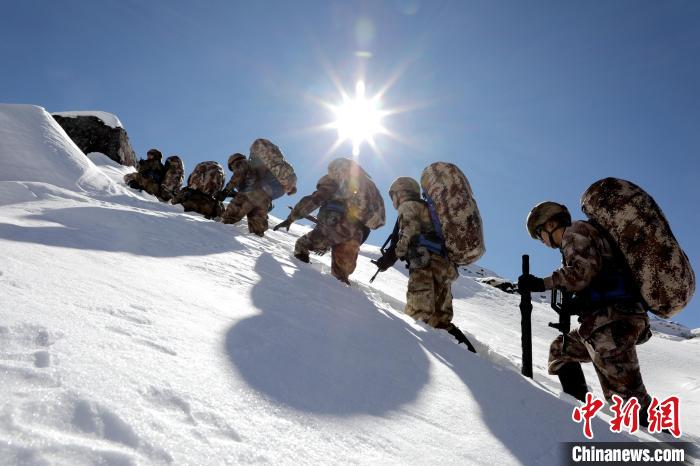 图为巡逻官兵翻越雪山。　马军 摄