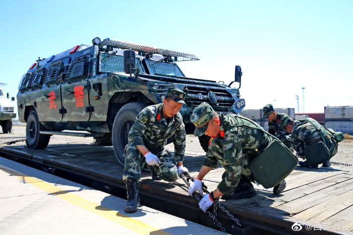 近日,武警宁夏总队组织进行铁路输送车辆装卸载训练