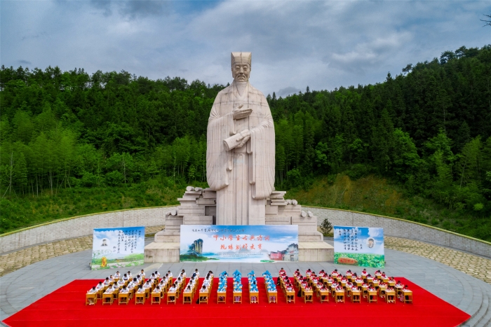 武夷山朱子故里海峡两岸交流基地朱子雕像广场