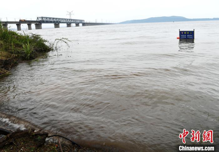 鄱阳湖的潮湿气候和列车经过时的震动会造成大桥螺栓松动，桥梁工还要经常对大桥的高强度螺栓进行检查更换。　胡国林 摄