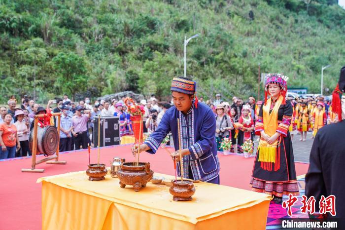 图为布努瑶民众在密洛陀始祖塑像前进行祭祀。　陈冠言 摄