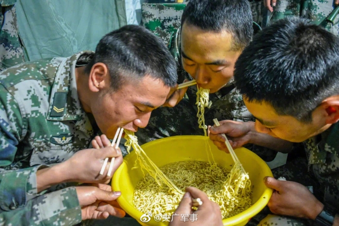 當過兵的都懂軍營神器黃臉盆的妙用