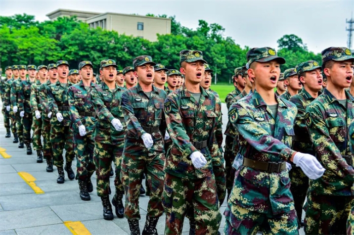 迸發軍人氣概錚錚鐵骨 盡顯颯爽英姿作戰保障學院昂首挺胸 精神抖擻