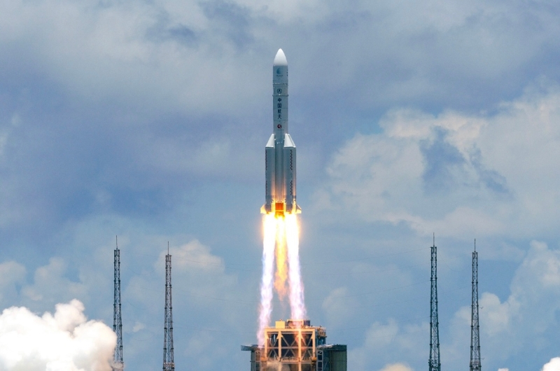 2020年7月23日，长征五号遥四号运载火箭在中国文昌航天发射场点火升空，实施中国首次火星探测任务——天问一号任务。（图源：新华社）
