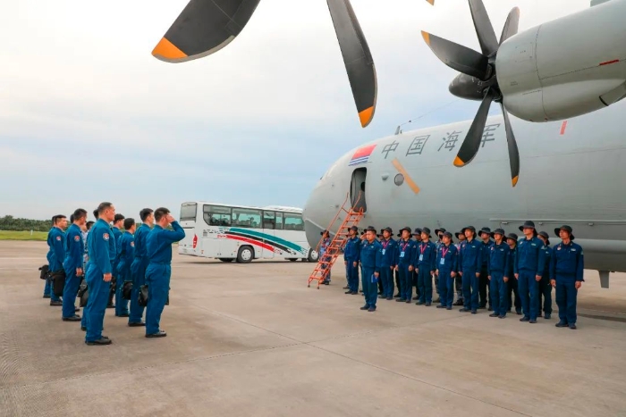 出擊海軍航空兵某團開展實戰化飛行訓練