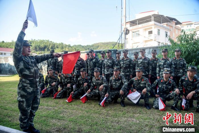 图为教员对旗语进行教学  黄汝坤 摄