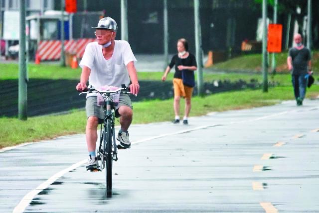 台湾地区流行疫情指挥中心放宽防疫规定，户外运动可以不强制戴口罩，骑机车与脚踏车容易辨认，但是散步难以界定。（图源：台湾《联合报》）