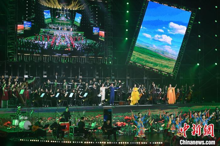 图为第十九届中国·内蒙古草原文化节开幕式现场。　刘文华 摄