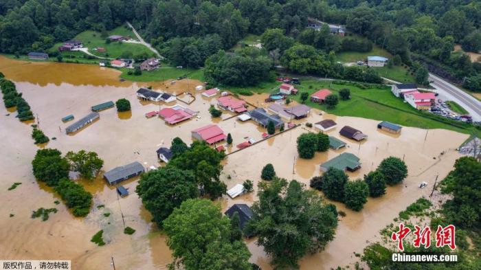 美国肯塔基州暴雨导致东部发生严重洪水，图为被洪水侵袭的村镇。