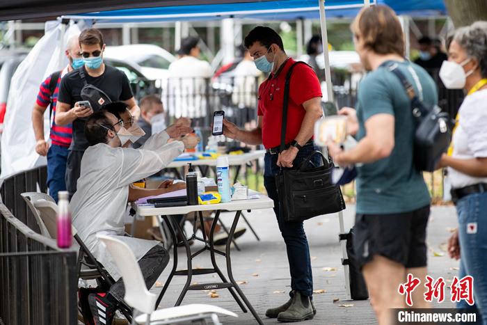 当地时间7月26日，美国纽约曼哈顿一处猴痘疫苗接种点，工作人员为民众验证预约信息 <a target='_blank' href='/'>中新社</a>记者 廖攀 摄