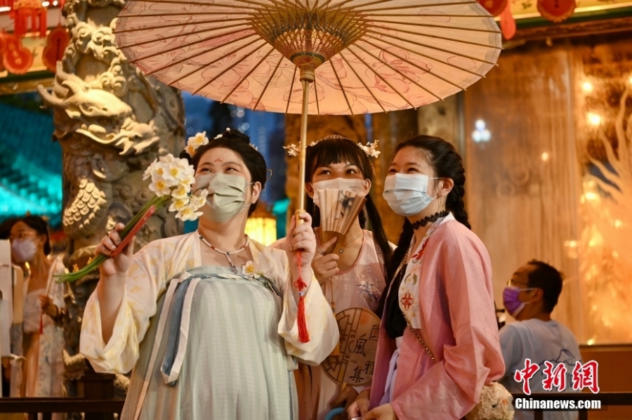 香港市民身穿华服到黄大仙祠共度七夕