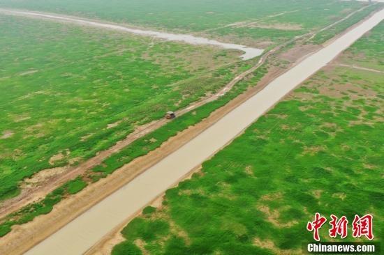 进入枯水期的鄱阳湖，原本烟波浩渺的湖面已消失不见，河床裸露变成一片滩涂或是草洲。(资料图) 刘占昆 摄