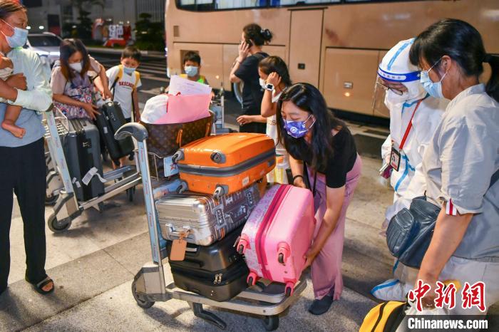 滞留海口的旅客出发前往机场。　骆云飞 摄