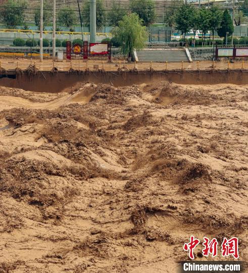 强降雨持续“扰”晋山西吕梁多辆汽车被洪水冲走